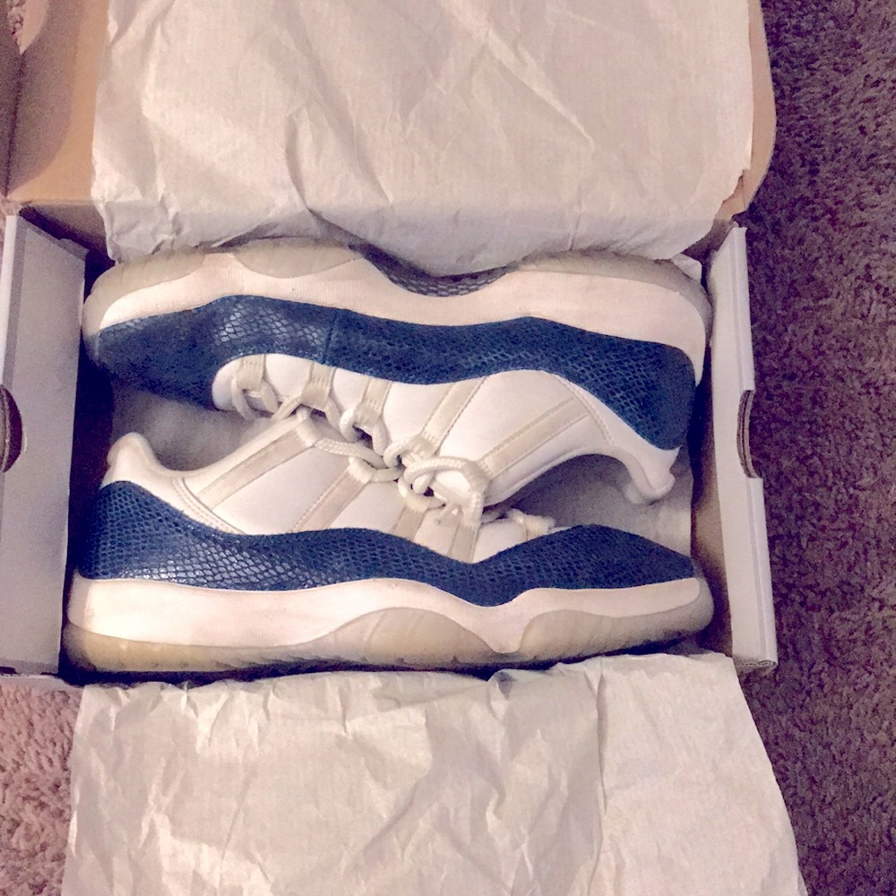 Jordan 11 low blue snakeskin